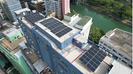 屯門百勝工業大廈 

於屯門百勝工業大廈樓頂建設的太陽能發電系統，面積達133平方米(m2)，能產生27千瓦(kW)的電力。 

 Tuen Mun Pahsang Industrial Building 

With 133 m2 of building area, the solar panels can generate 27 kW of electricity. 