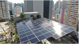 葵涌建興工業大廈 
於葵涌建興工業大廈樓頂建設的太陽能發電系統，面積達96平方米(m2)，能產生20千瓦(kW)的電力。 
Kwai Chung Kin Hing Industrial Building 
With 96 m2 of building area, the solar panels can generate 20 kW of electricity. 